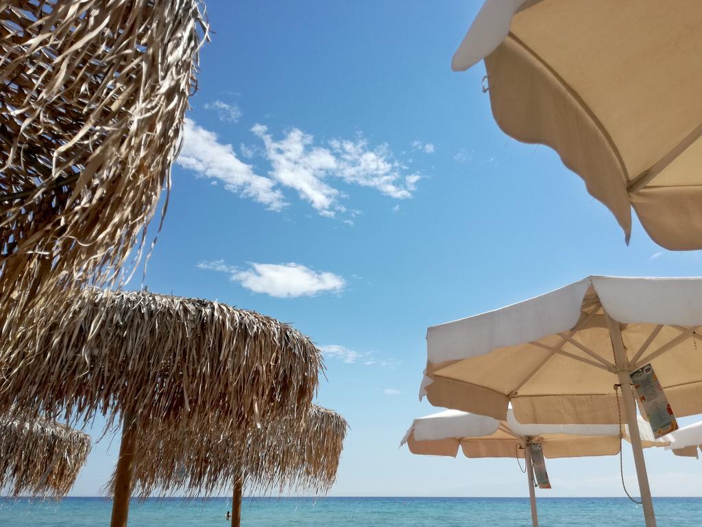 Beach Front Villa Nea Kallikrateia Екстериор снимка