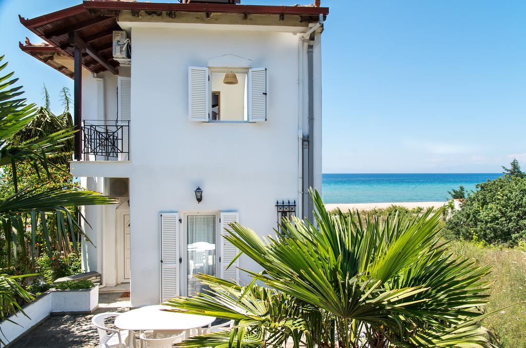 Beach Front Villa Nea Kallikrateia Екстериор снимка